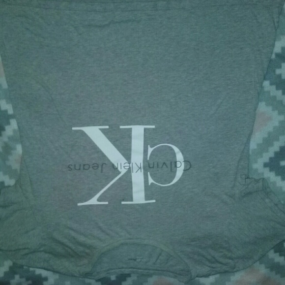 Calvin Klein Large Tee & White Capri Jogger - Picture 4 of 7